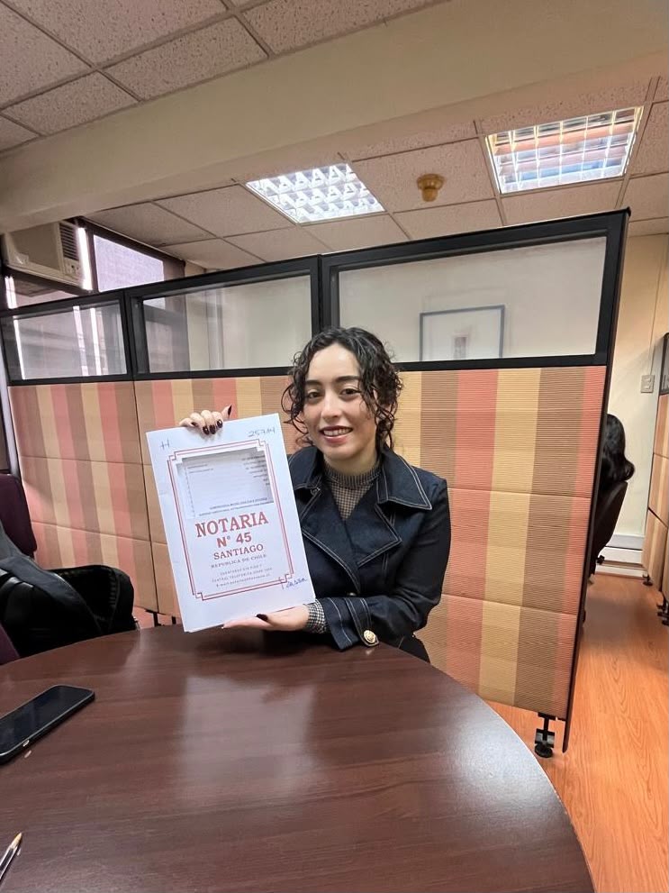 Linda Hartley sosteniendo la escritura de su departamento